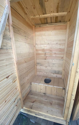 изготовление деревянных уличных туалетов