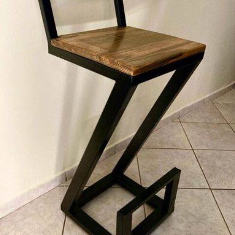 Барный стул из металла и дерева № 1