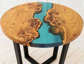 круглый столик из дерева и эпоксидной смолы